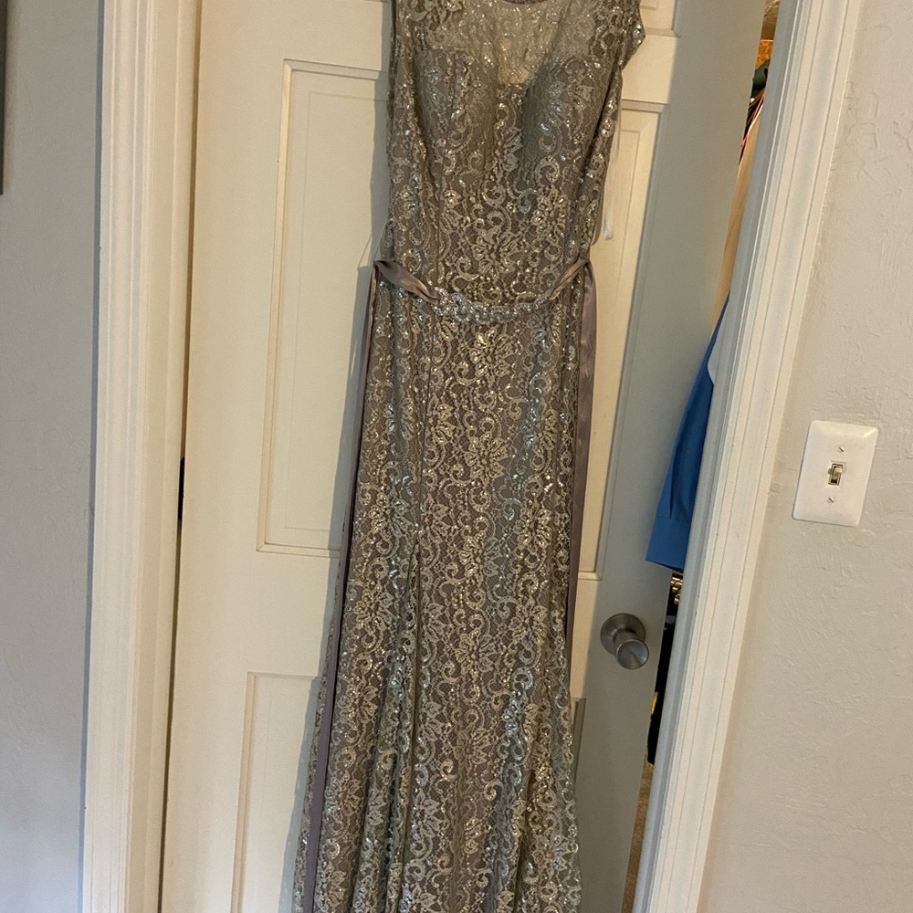 Size 6 beautiful dress.  Worn once to my daughter’s wedding - Picture 2 of 3
